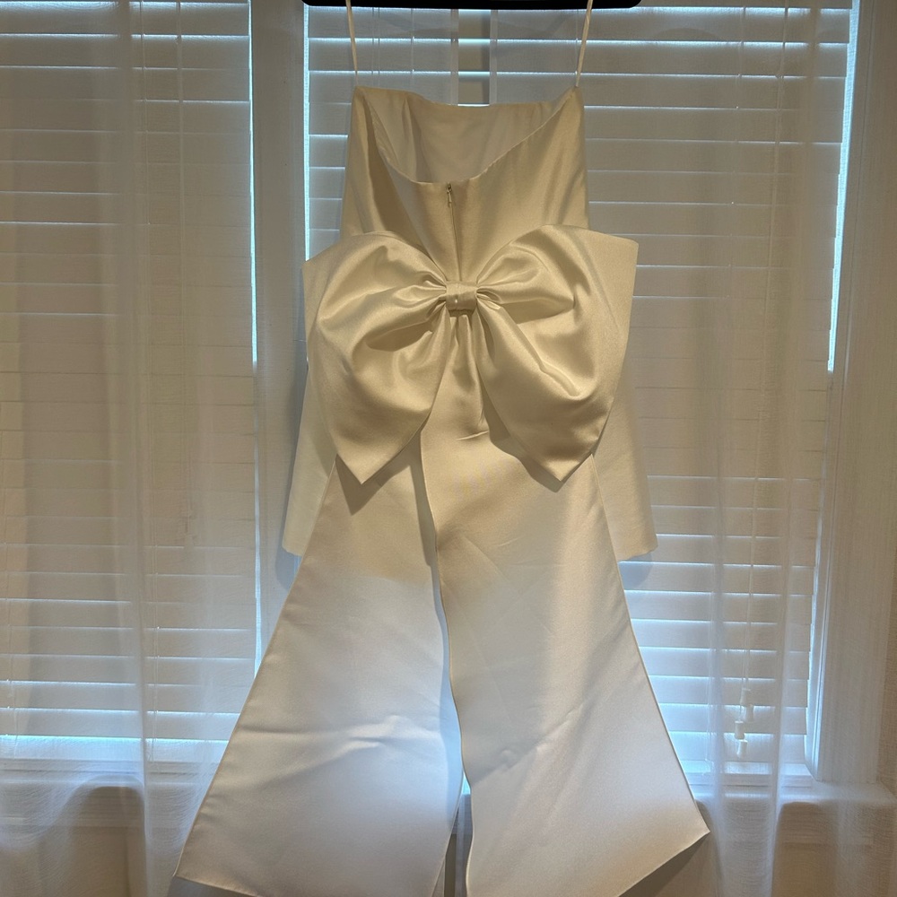 Elegant White Dress with Bow Detail